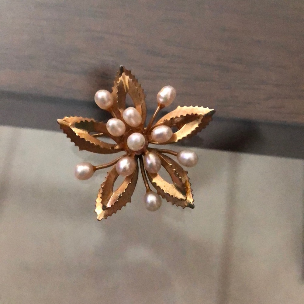 Vintage gold tone brooch